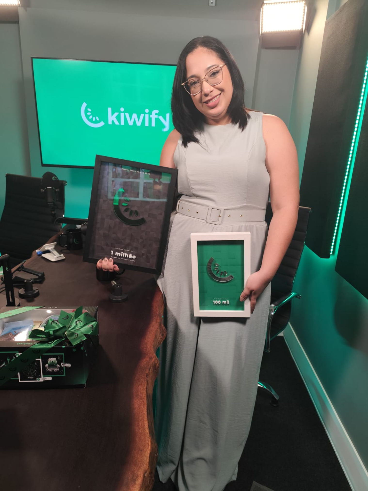 Sabrina Matozo com placas que representam seus resultados no mercado digital